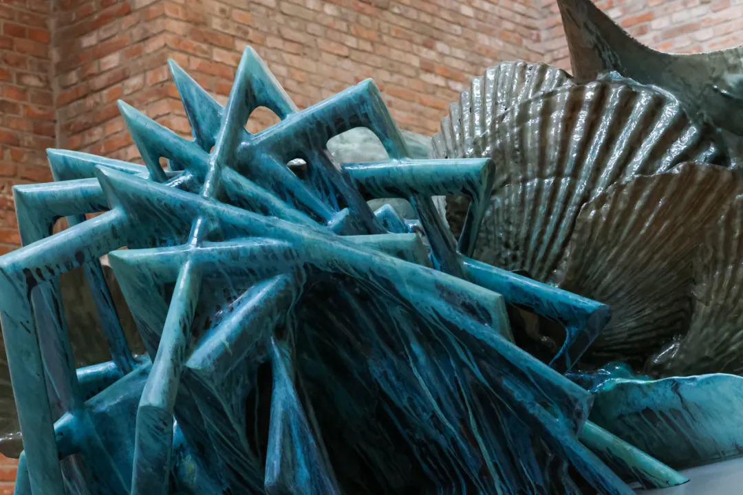 王郁洋作品《共生-老练》：蓝绿色陶瓷雕塑