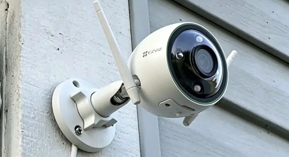 安装在木墙板上的白色EZVIZ户外监控摄像头