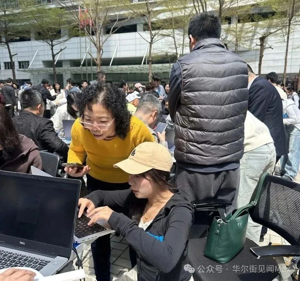 "养龙虾"活动现场聚集大量人群