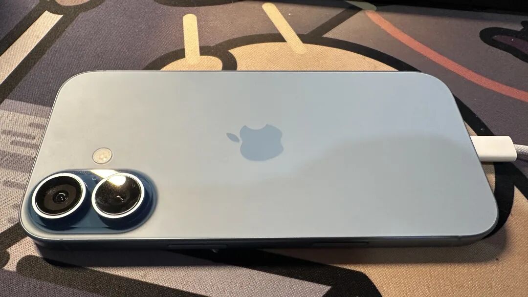 iPhone 17标准版蓝色背面