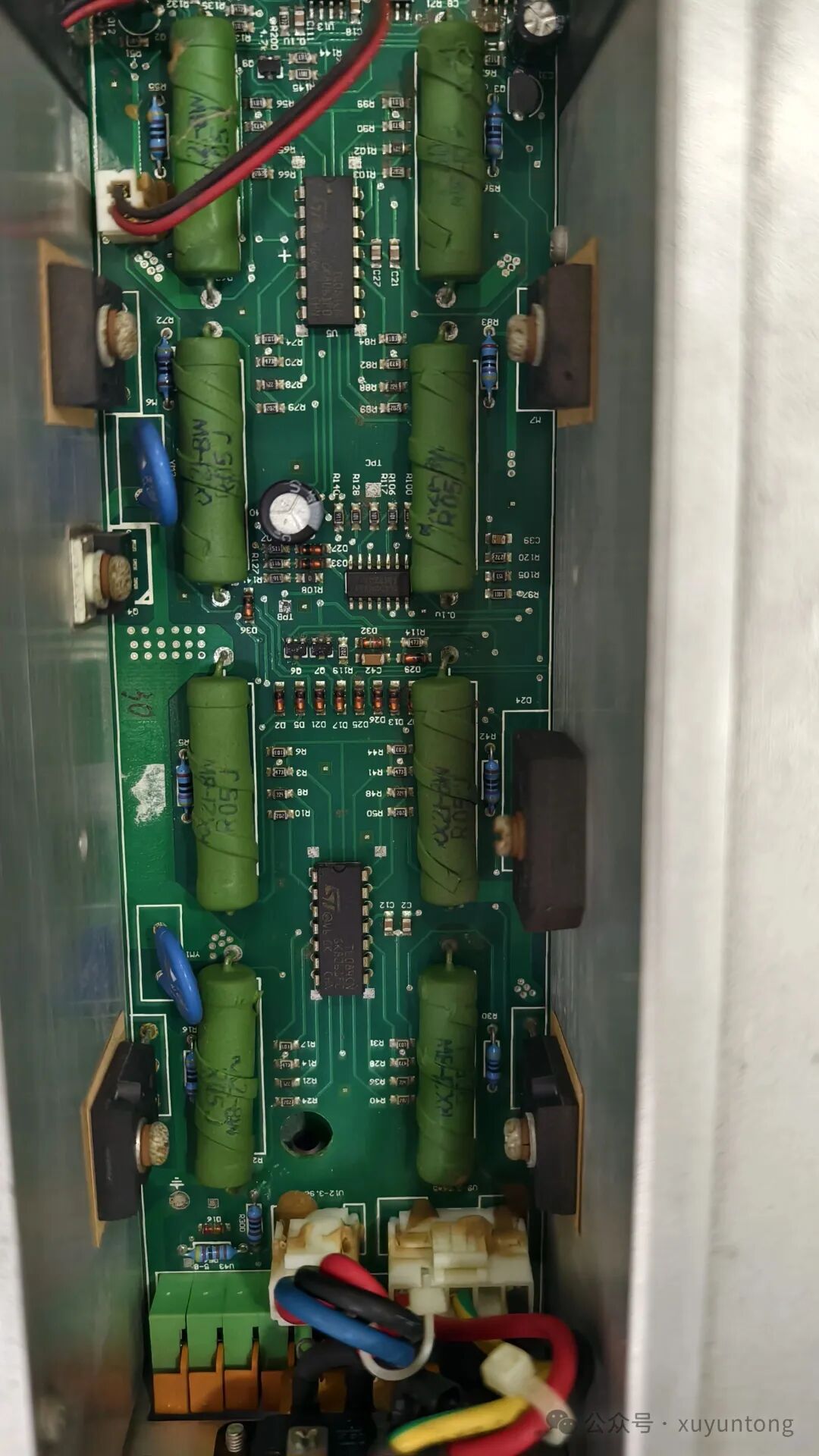 主板上大量滤波电解电容及功率部分细节