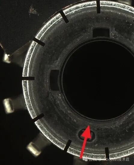 金属环形零件，中心有圆孔，边缘有刻度标记，用于拟合圆心