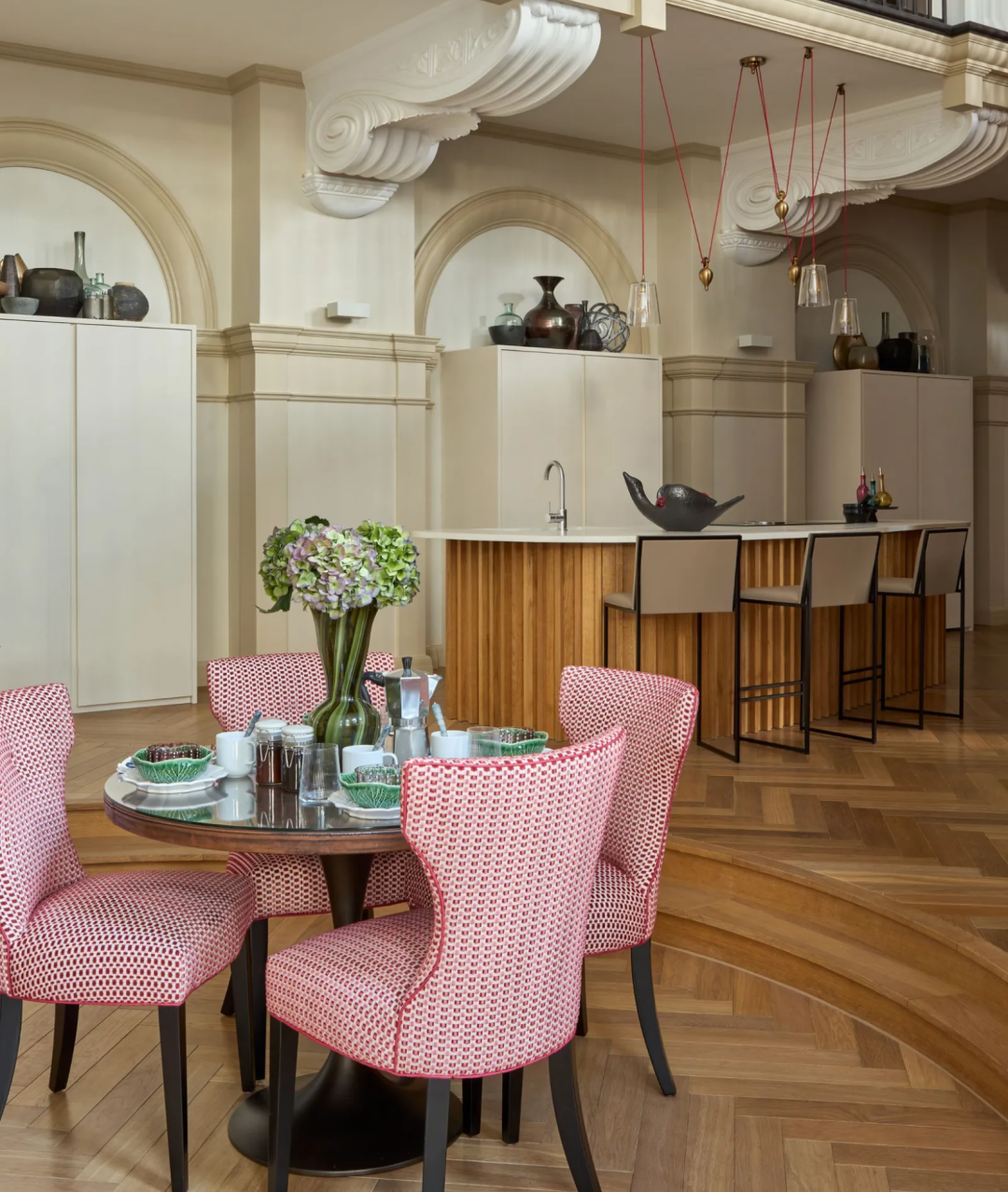 古典餐厅与人字拼木地板