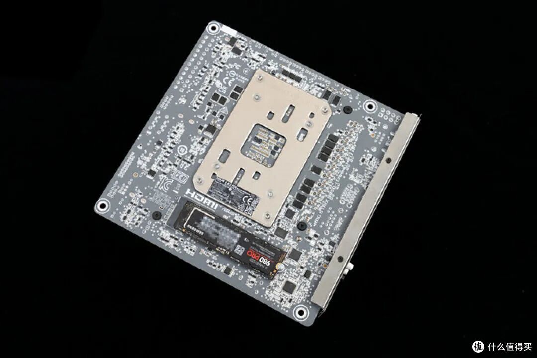 主板背面PCIe 5.0 M.2插槽