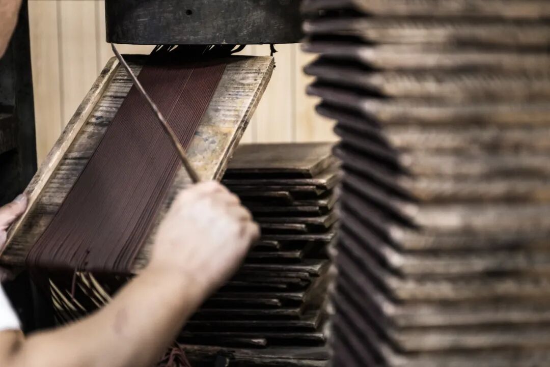 传统木制压香机工作场景