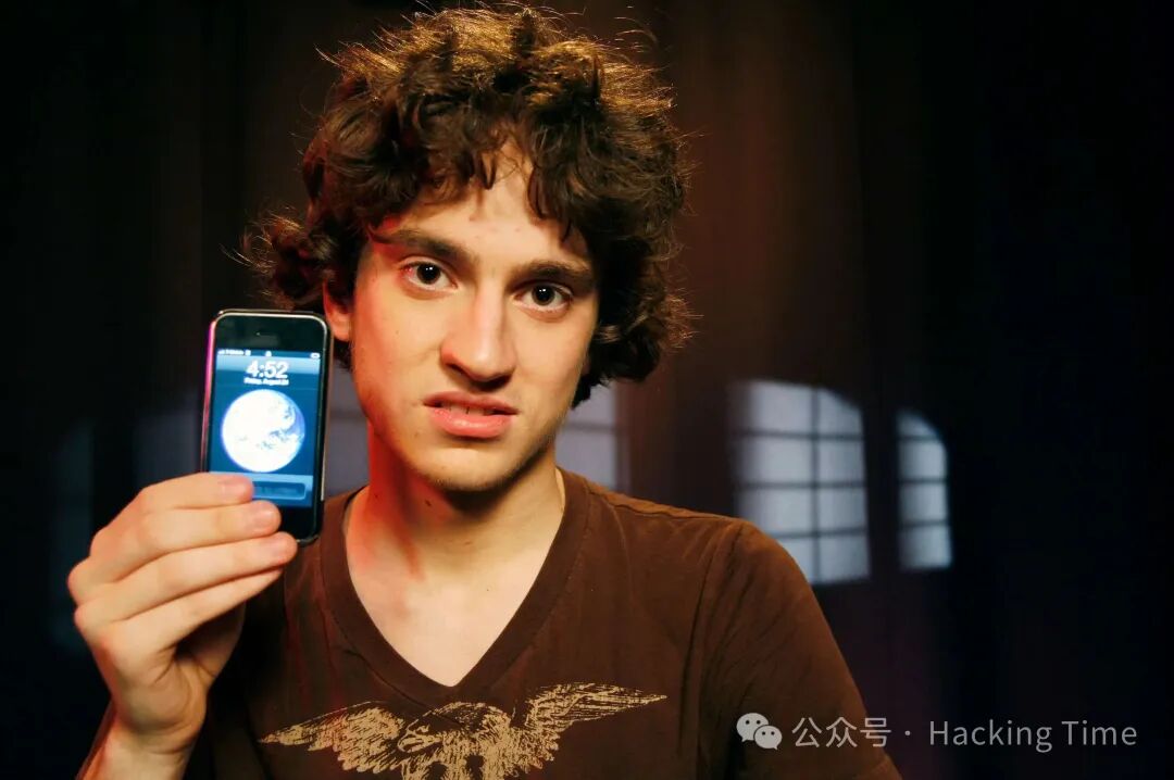 年轻时的George Hotz手持初代iPhone的照片