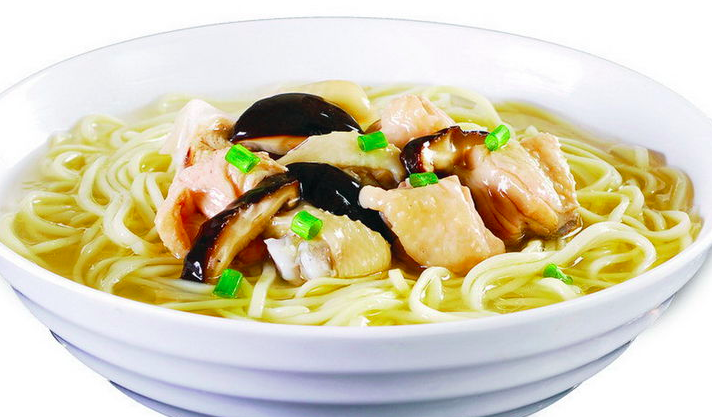 一碗热腾腾的香菇鸡肉面