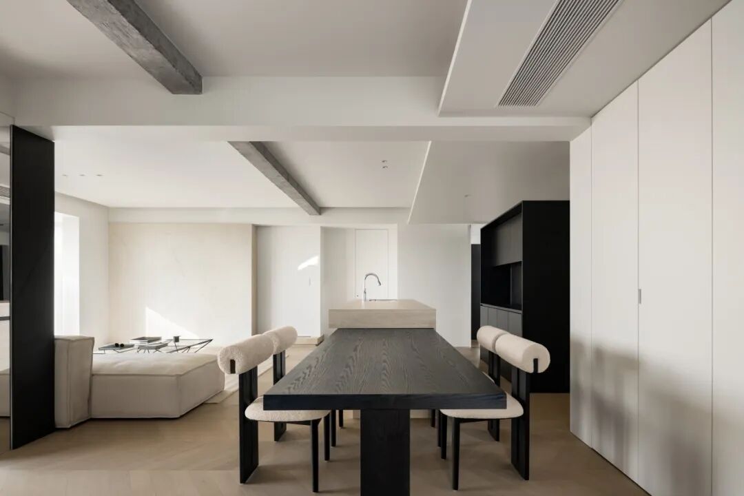 餐厅区域，深色餐桌与浅色餐椅