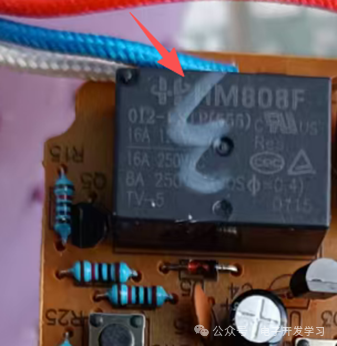 控制板上的HM808F继电器特写