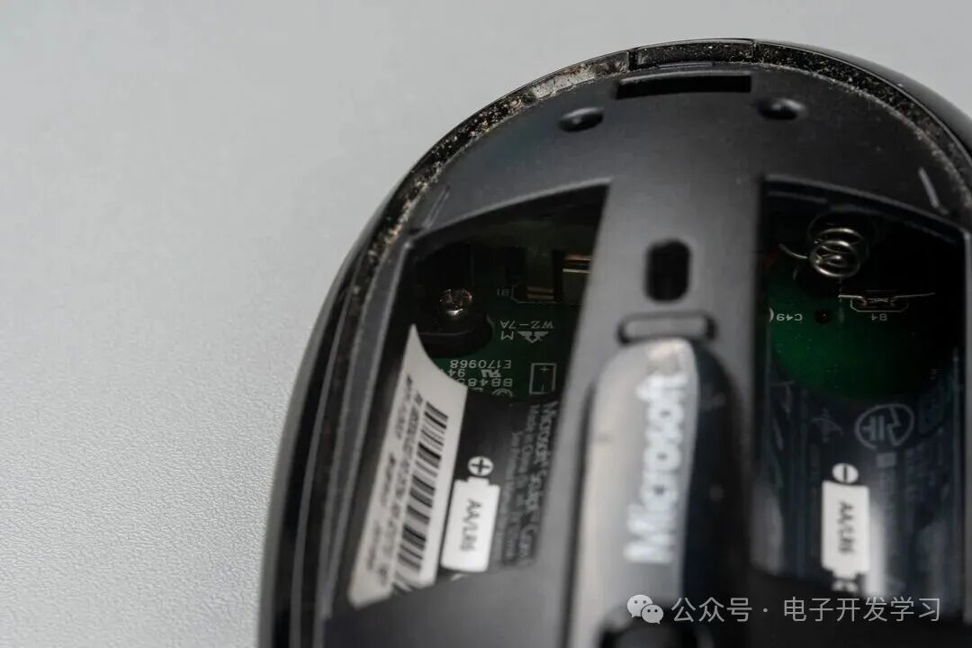 电池仓内部触点弹簧特写