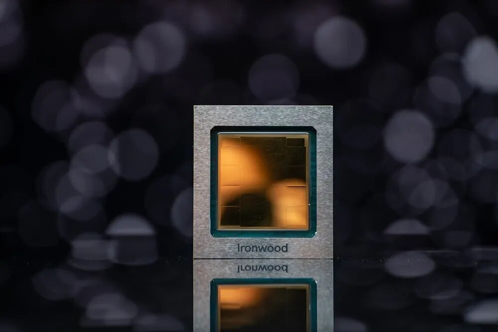 Google Ironwood TPU芯片实物图