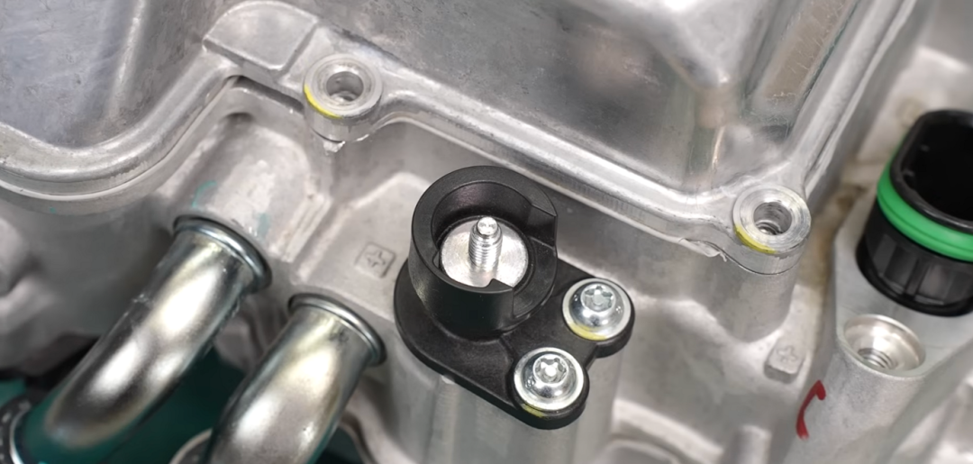 PCU侧视图展示连接器与冷却液口