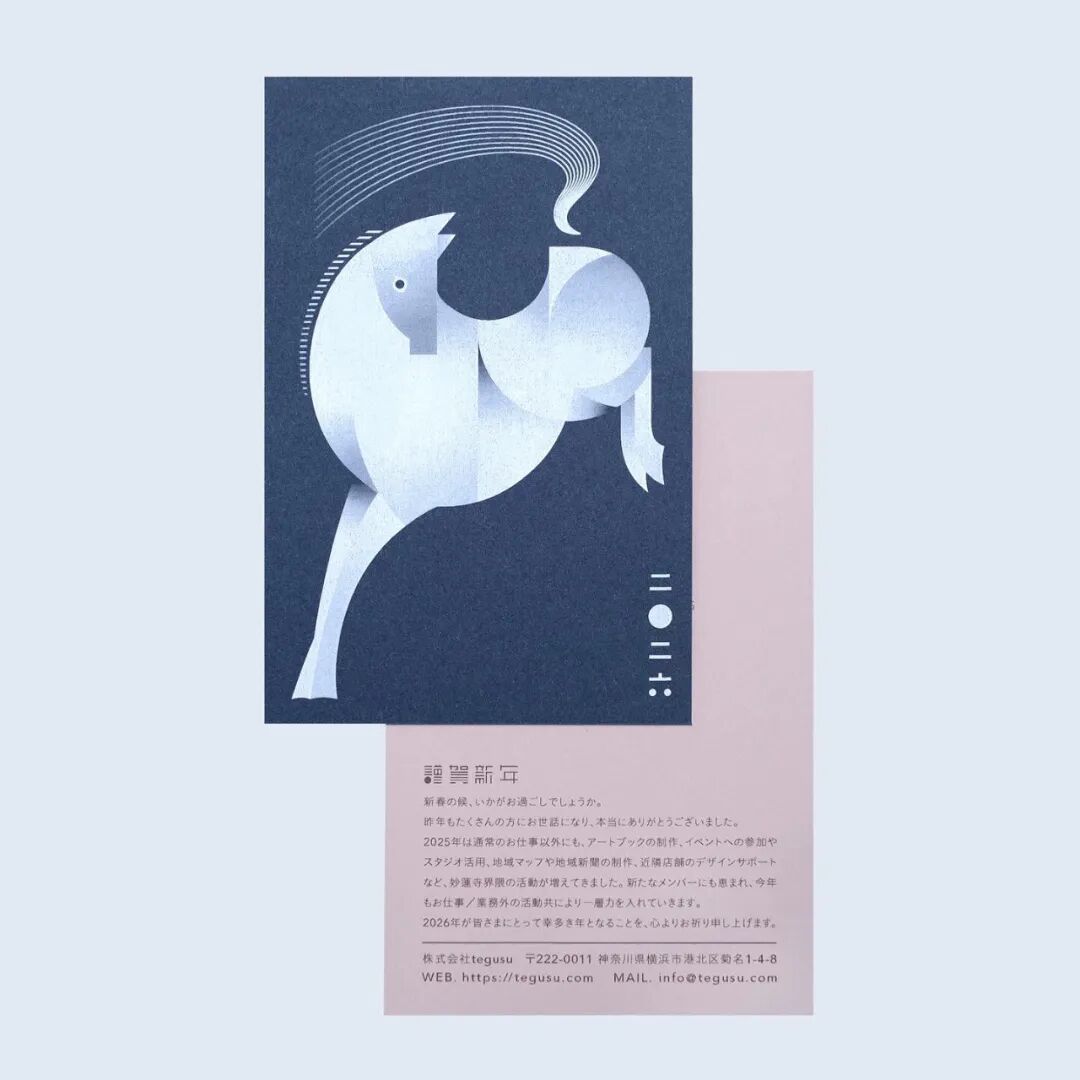 黑白贺卡：马剪影，白色卡通眼珠，粗体手写“GOOD LUCK IN THE YEAR”