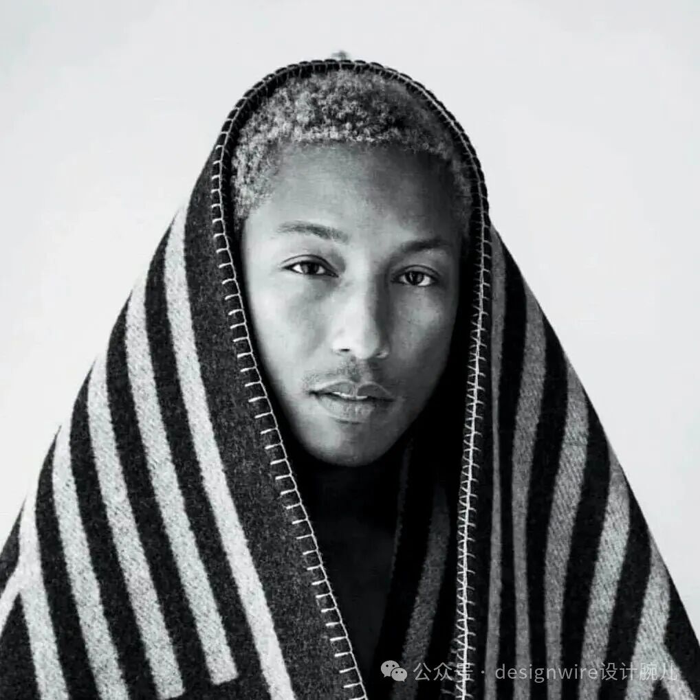 黑白肖像照片，一位肤色较深的年轻男性面部被一条黑灰相间竖条纹毛毯包裹，仅露出眼睛、鼻子、嘴巴及部分短发；毛毯边缘有白色缝线装饰，背景为纯白色；右下角有水印文字“公众号 · designwire设计腕儿”