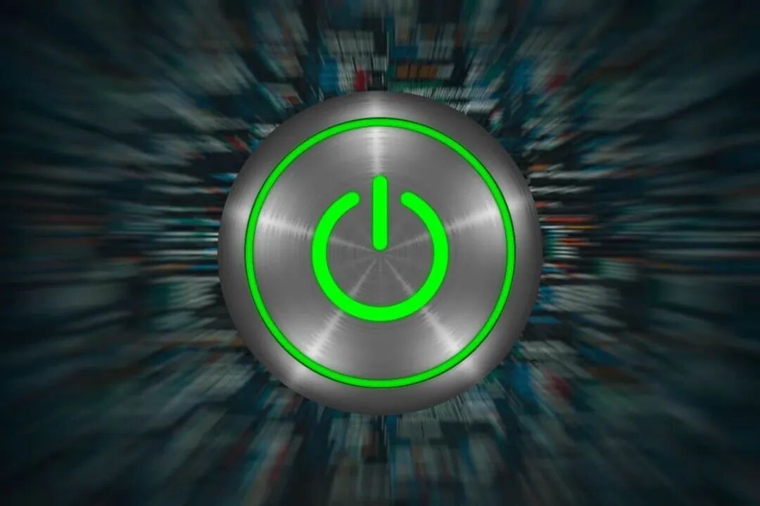 绿色发光电源按钮特写