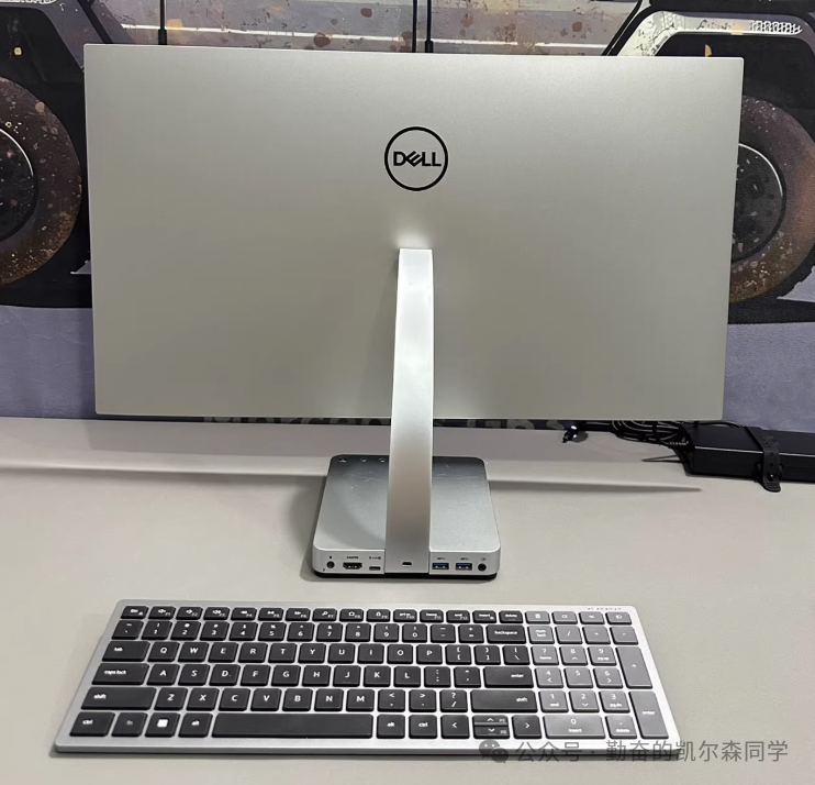 戴尔S2718D底座与主机一体展示