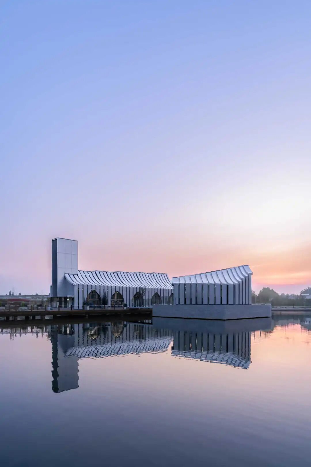 “静卧”湖面的浮岛包间建筑