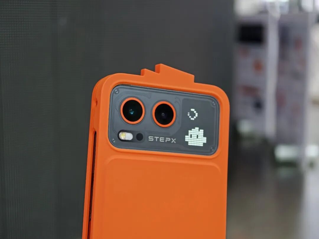 STEPX Neo 背面摄像头及“STEPX”标识特写
