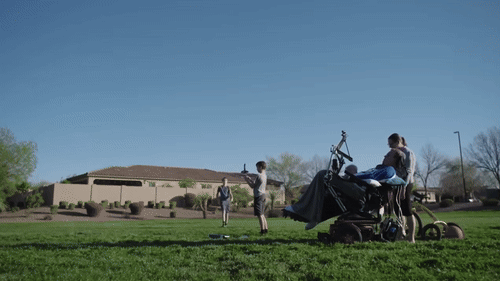 Brad在公园使用意念控制相机看孩子