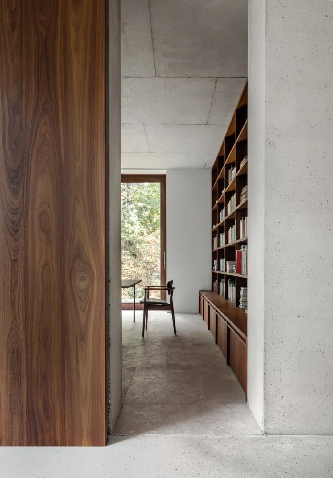 House J从室内望向书房的视角